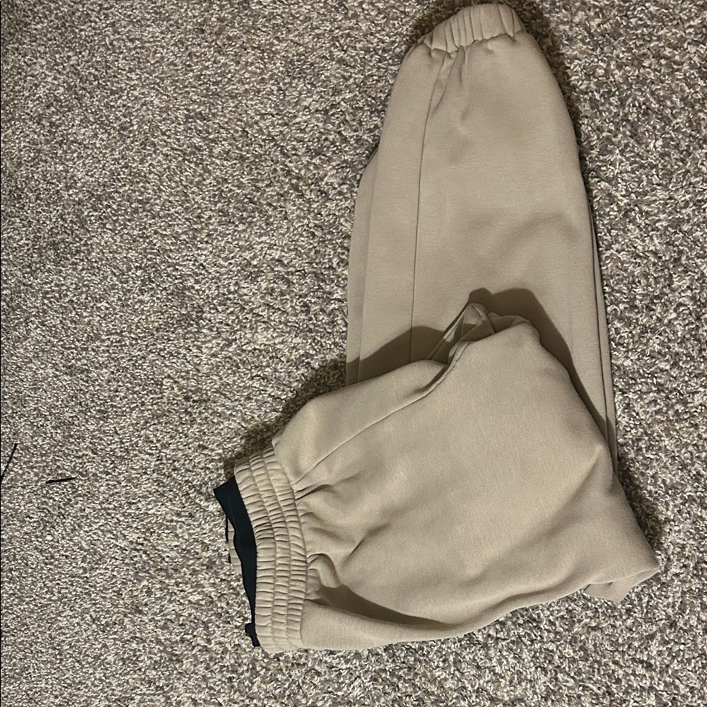 Closed ankles. Elastic waistband.